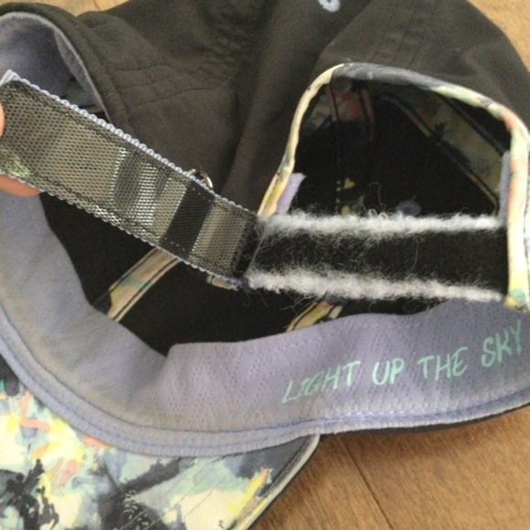 2pc girls Ivivva hats - Picture 7 of 7